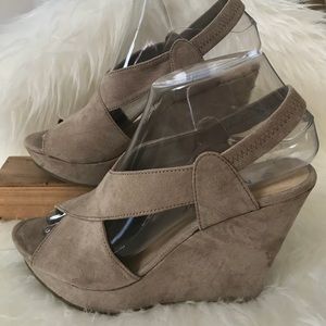 Massini Taupe Wedge Suede Sandal Like New Sz 7M
